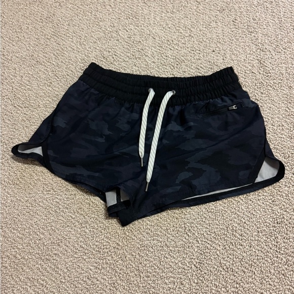 Vuori Pants - Vuori Xs Black Camo Women's Shorts